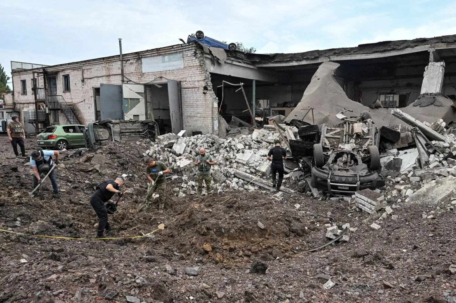 FILE PHOTO: Police experts work at a site of a Russian missile strike, amid Russia's attack on Ukraine, in Kryvyi Rih, Ukraine August 28, 2024. REUTERS/Andrii Gorb/File Photo