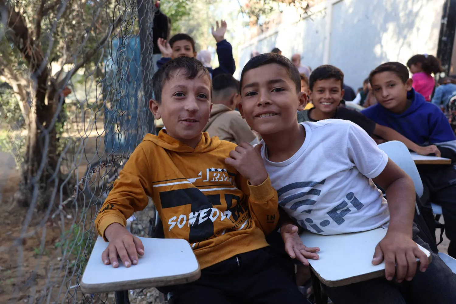 بأقل الإمكانيات يحاول أطفال خان يونس العودة إلى التعليم (أ.ف.ب)