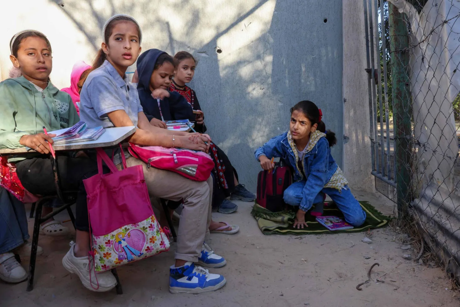 وفقاً لإحصاءات وزارة التربية والتعليم في غزة فإن الحرب خلفت أكثر من 25 ألف طفل ما بين قتيل وجريح (أ.ف.ب)