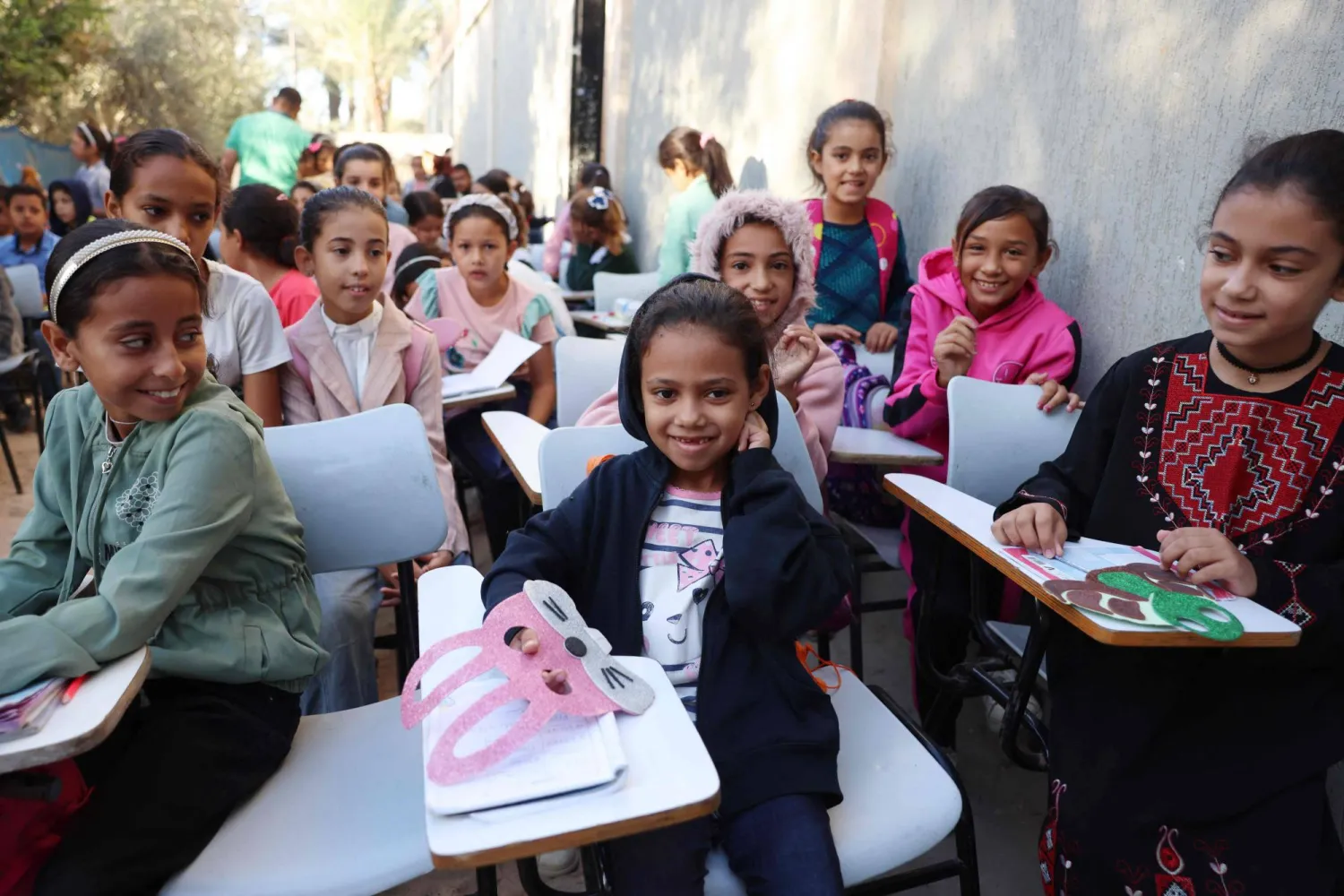 المكتب الإعلامي الحكومي بغزة قال إن الاحتلال دمر بشكل كلي 122 مدرسة وجامعة بينما تعرضت 334 أخرى لأضرار مختلفة وتسبب بقتل 500 مدرس و110 من العلماء وأساتذة الجامعات والباحثين الأكاديميين (أ.ف.ب)