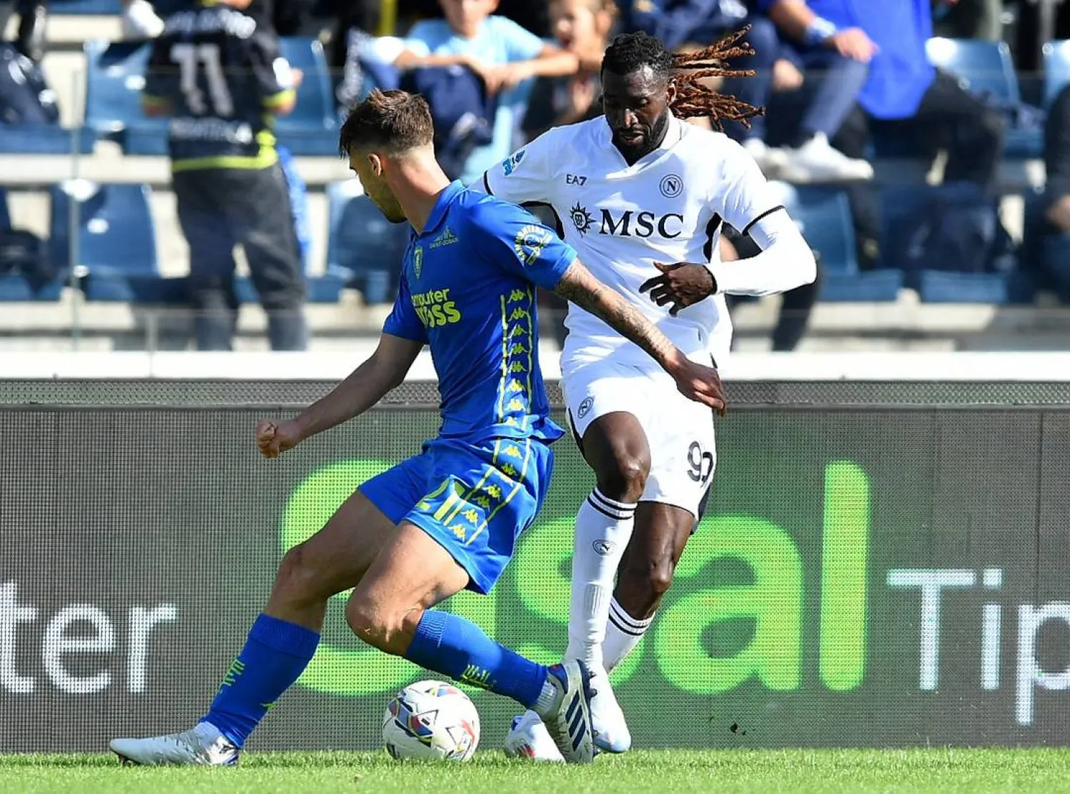 انفرد نابولي بصدارة جدول ترتيب الدوري الإيطالي بفضل فوزه الصعب على مضيفه إمبولي (رويترز)