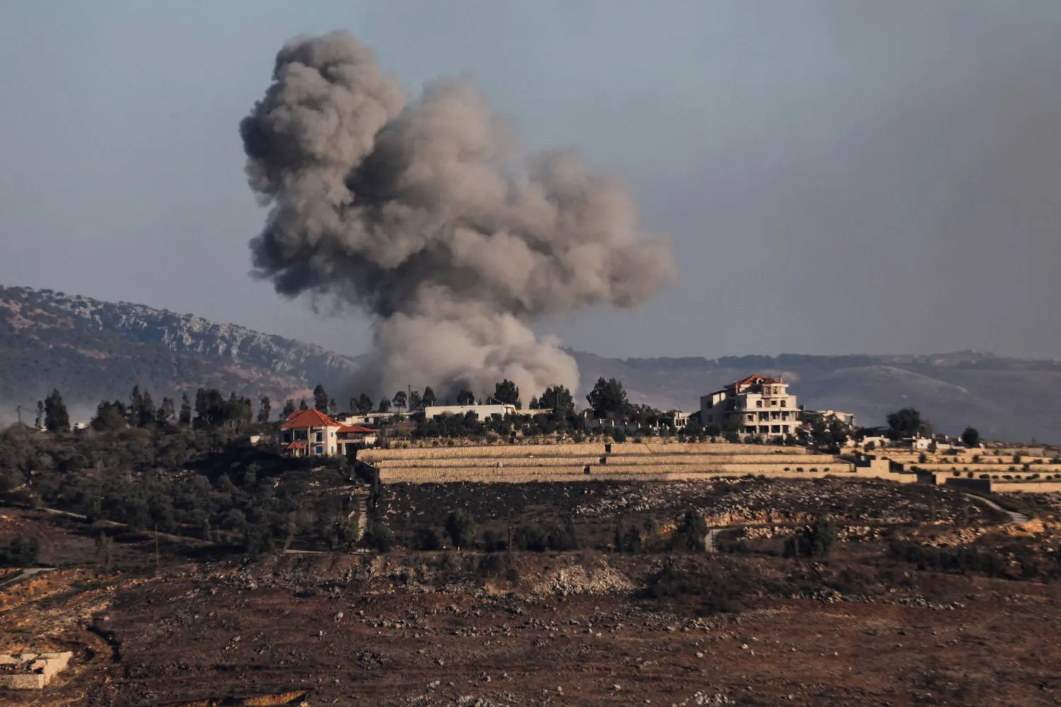 دخان يتصاعد من بلدة الخيام نتيجة غارات إسرائيلية (رويترز)