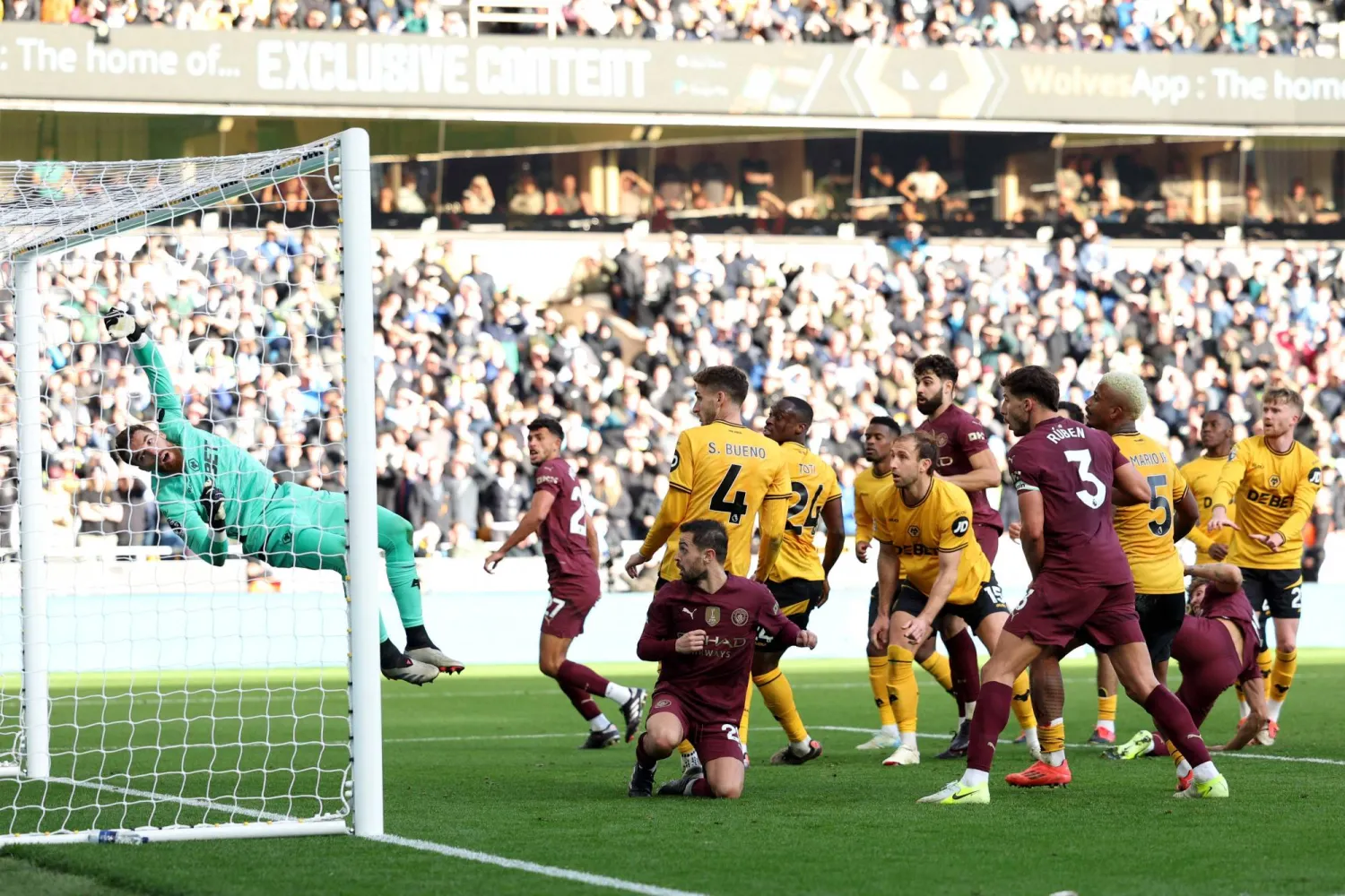 ستونز يسجل هدف الفوز المثير للجدل في مرمى ولفرهامبتون (أ.ف.ب)