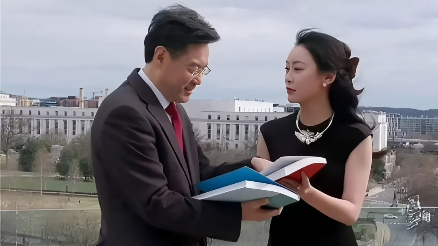 Qin Gang ve gazeteci Fu Xiaotian arasında gerçekleşen bir televizyon röportajından ekran görüntüsü