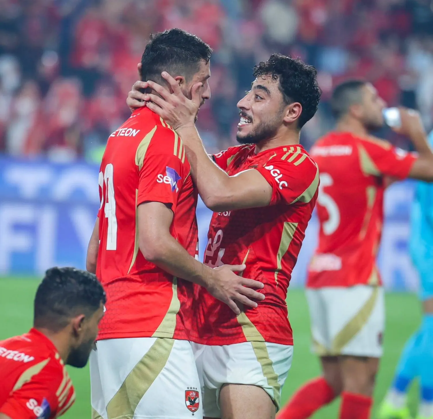 احتفالية لاعبي الأهلي بالفوز على سيراميكا (النادي الأهلي) 