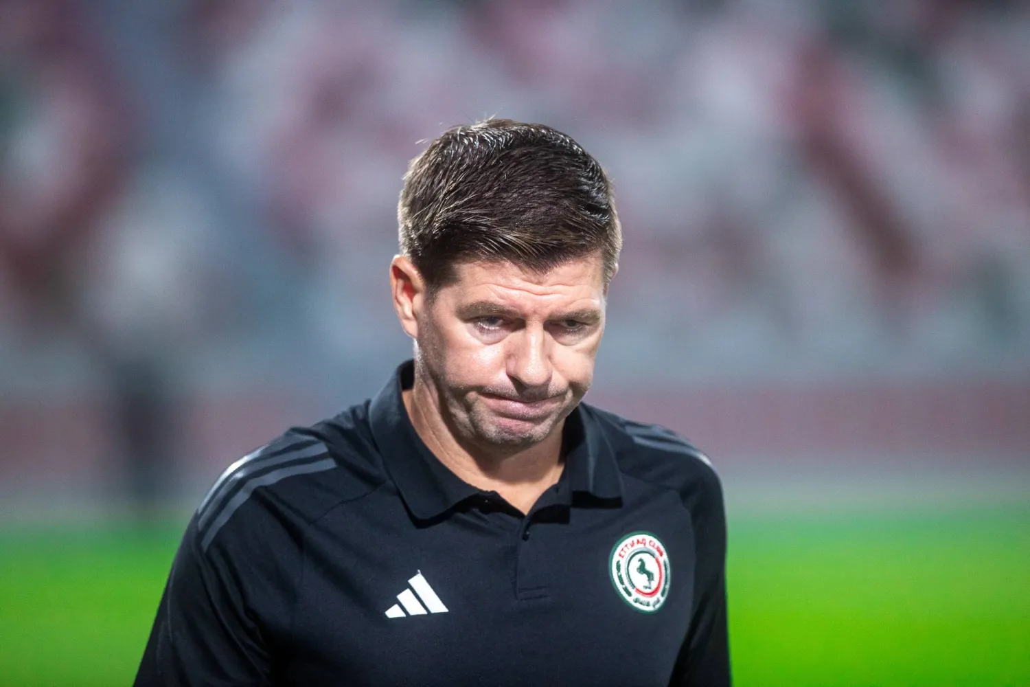 جيرارد مدرب الاتفاق بدأ غاضباً في المؤتمر الصحافي بعد المباراة (تصوير: عيسى الدبيسي) 