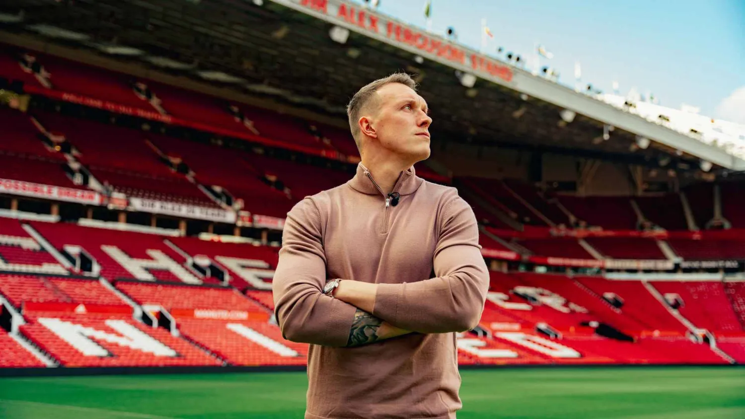 جونز ونظرة وداع لملعب «أولد ترافورد» بعد قرار الاعتزال (غيتي)