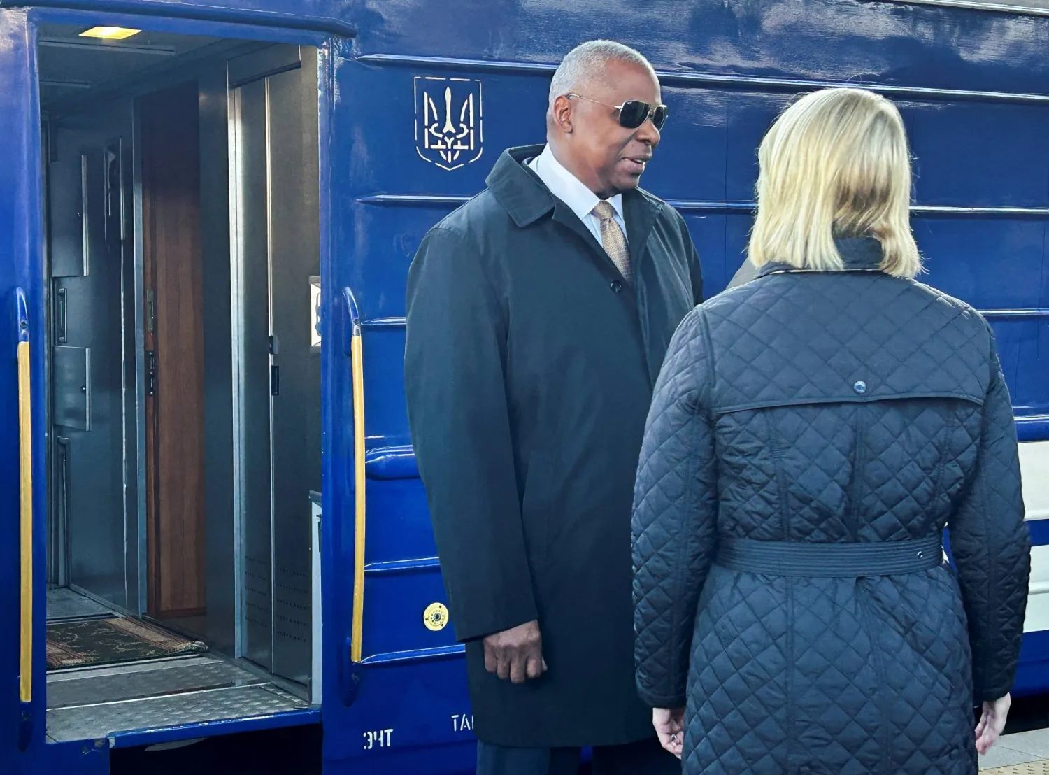 وزير الدفاع الأميركي لويد أوستن يصل إلى كييف بعد رحلة قطار ليلية من بولندا... وتستقبله السفيرة الأميركية لدى أوكرانيا بريدجيت برينك (رويترز)