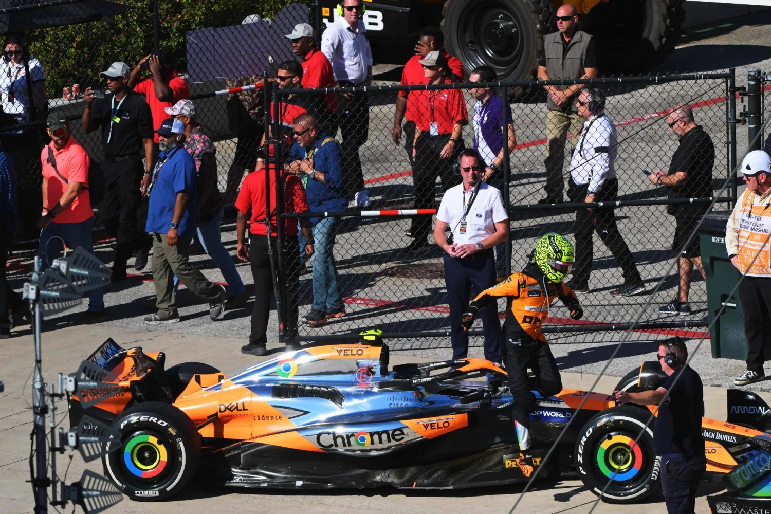 نوريس كان يخوض منافسة فردية مثيرة مع منافسه على اللقب ماكس فرستابن (أ.ف.ب)