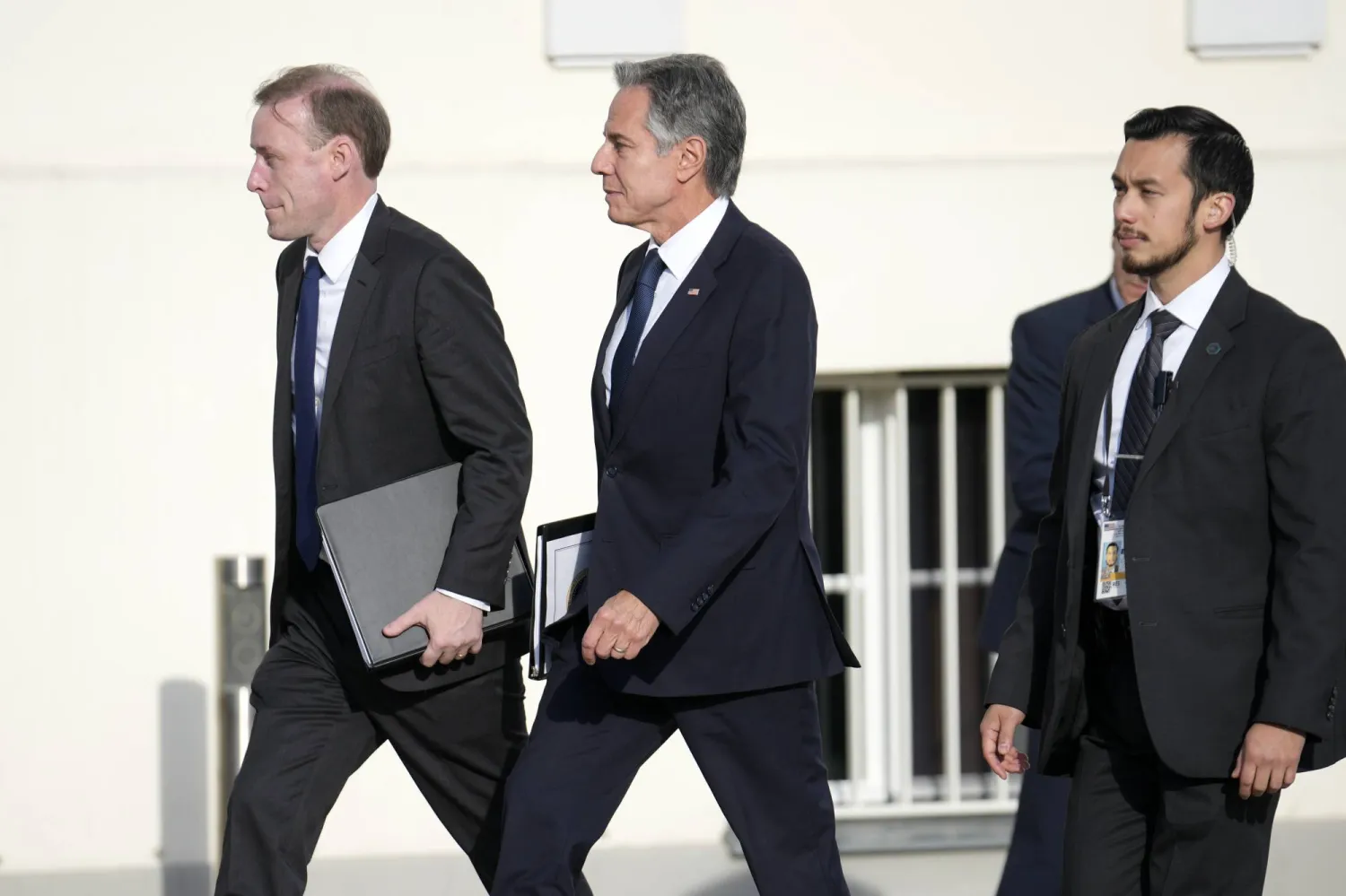 وزير الخارجية الأميركي أنتوني بلينكن (وسط)... (أ.ب)