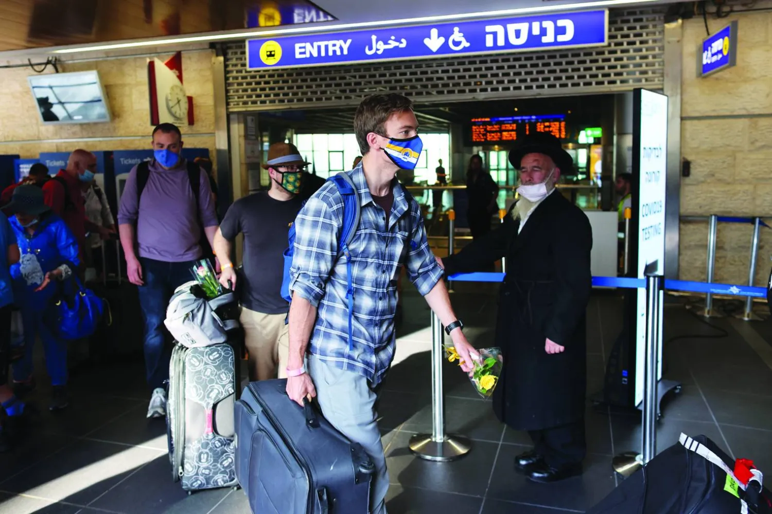 مسافرون في مطار بن غوريون الدولي (رويترز)