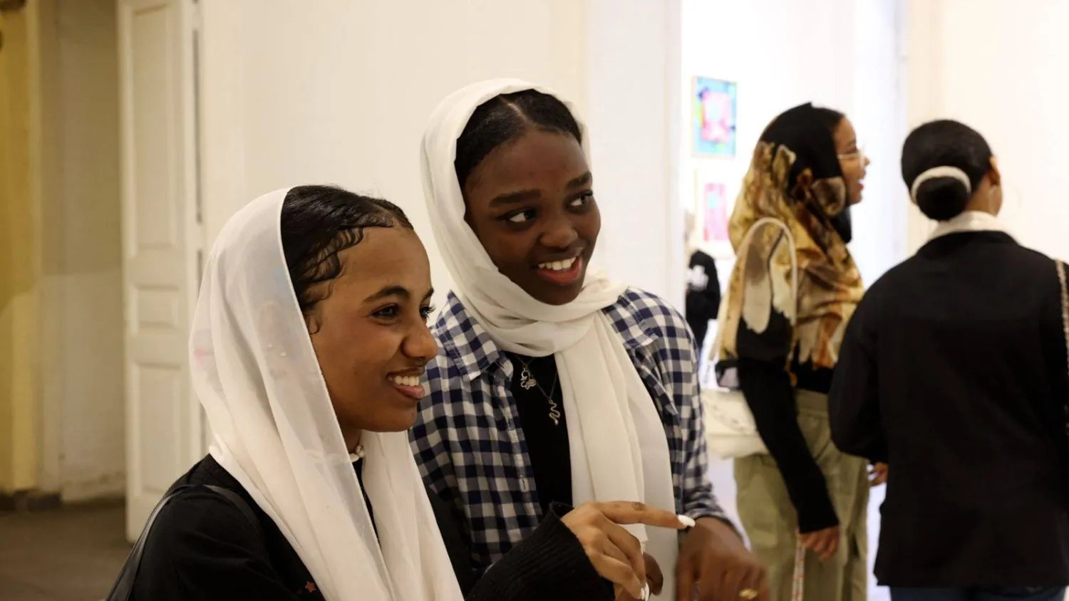 سودانيات شاركن بأعمالهن في المعرض (إدارة المهرجان)