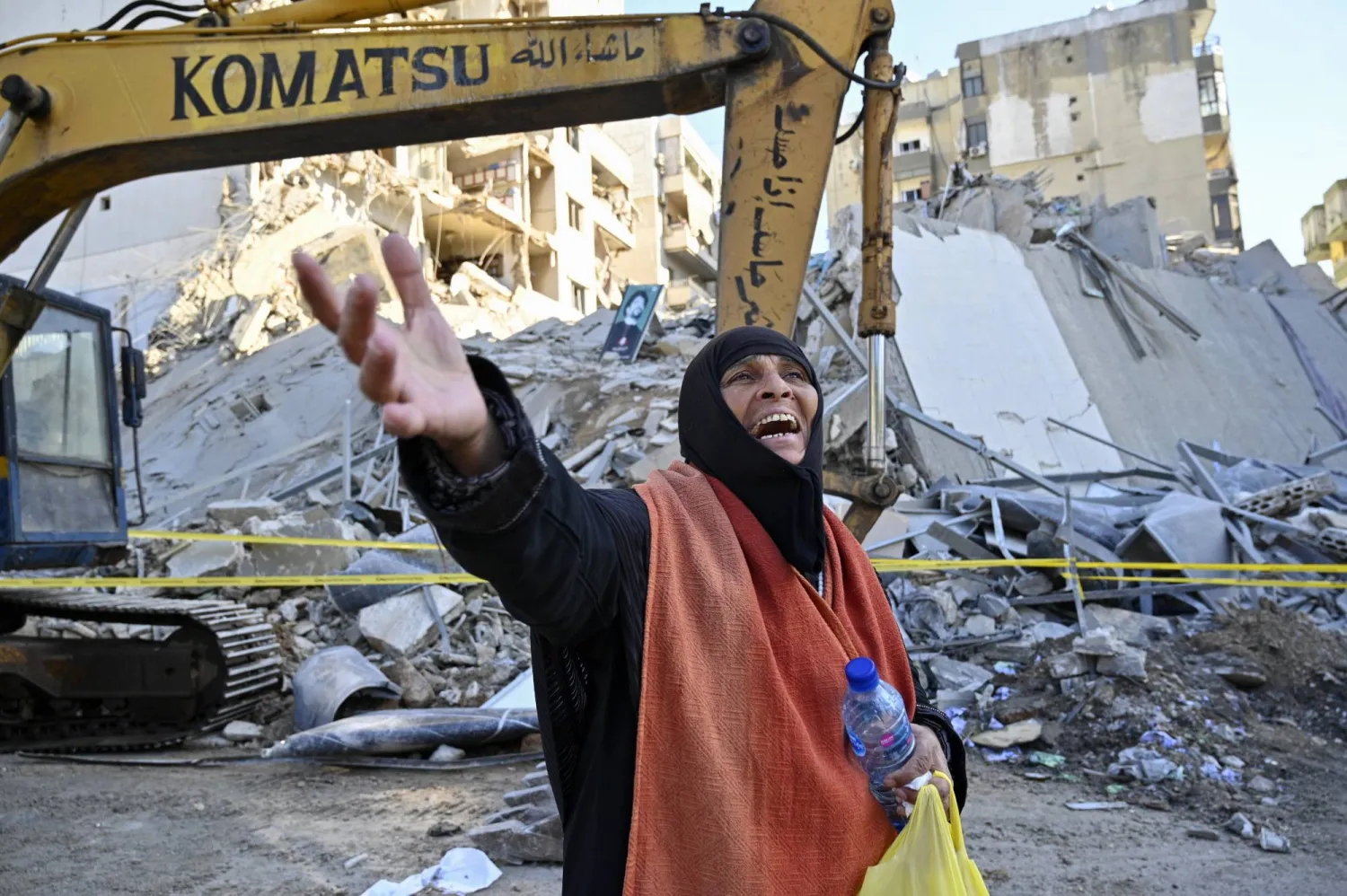 امرأة تصرخ مقابل دمار هائل أحدثته غارة إسرائيلية استهدفت مقر «القرض الحسن» في الشياح بالضاحية الجنوبية (إ.ب.أ)