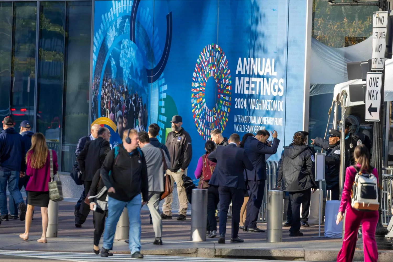 أشخاص يتجمعون خارج مقر «صندوق النقد الدولي» خلال اليوم الأول من «اجتماعات الخريف» في واشنطن (أ.ف.ب)