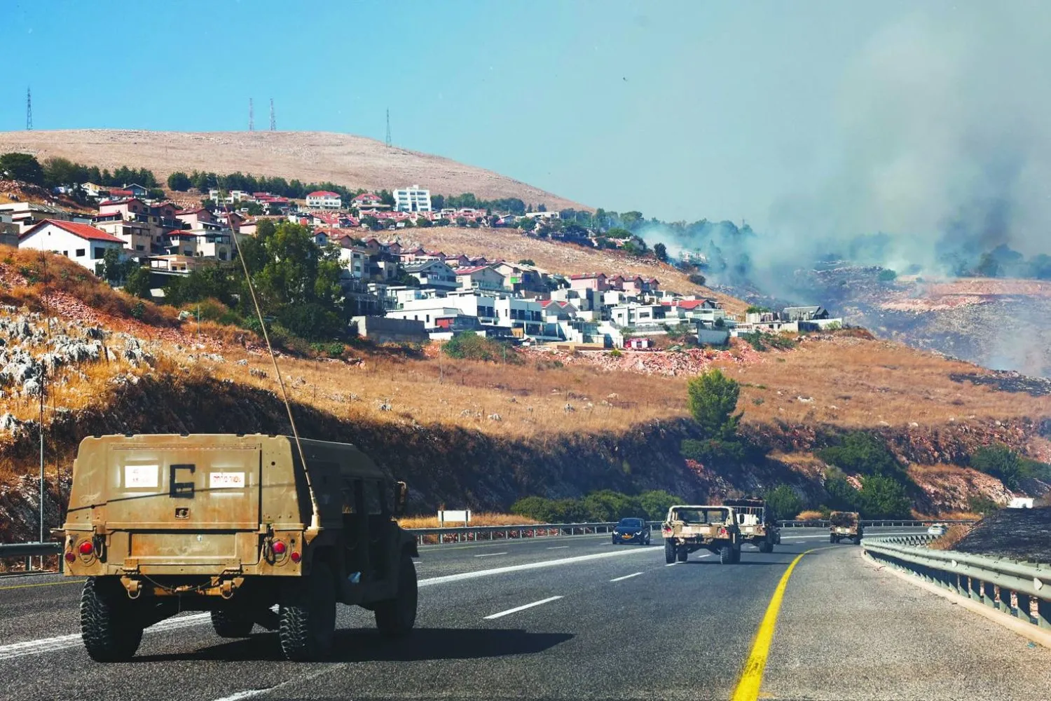 İsrail askeri aracı, Hizbullah'ın Lübnan'ın güneyinden fırlattığı roketlerin bulunduğu bölgeye doğru ilerliyor (Reuters)
