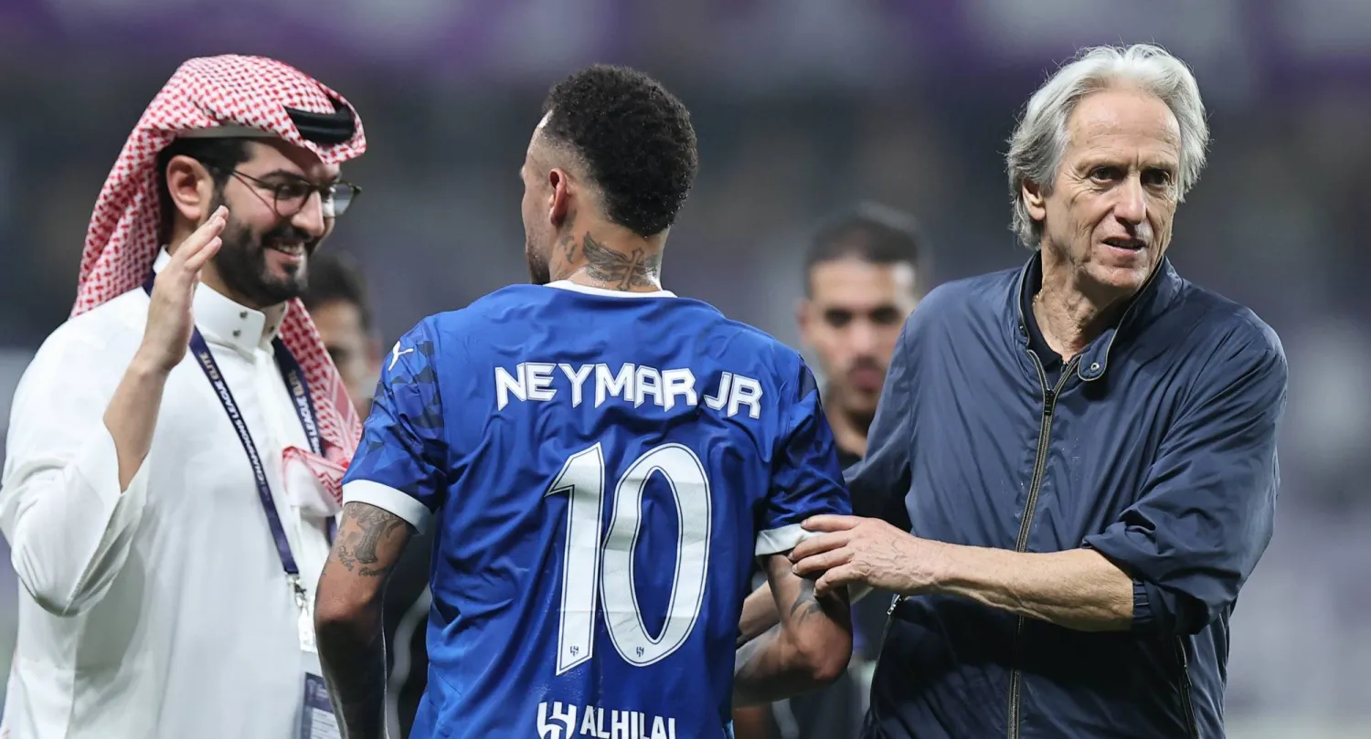 خيسوس في تحية للبرازيلي نيمار العائد مجدداً للمشاركة (تصوير: سعد العنزي) 