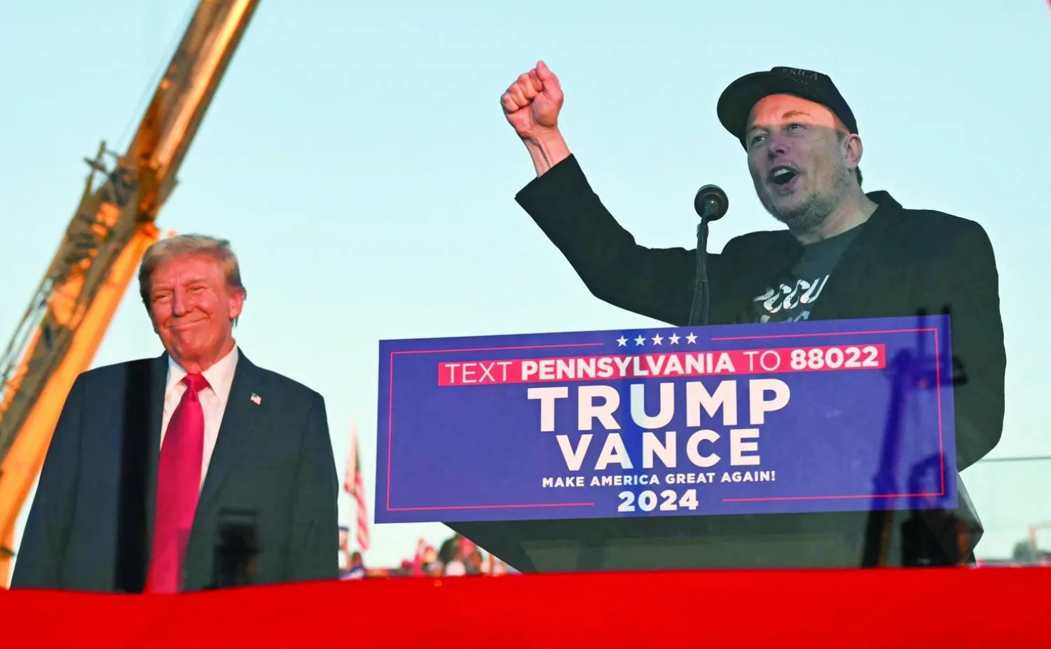 Elon Musk, Pensilvanya'daki bir miting sırasında Cumhuriyetçi aday Donald Trump'a destek konuşması yaptı. (AFP)