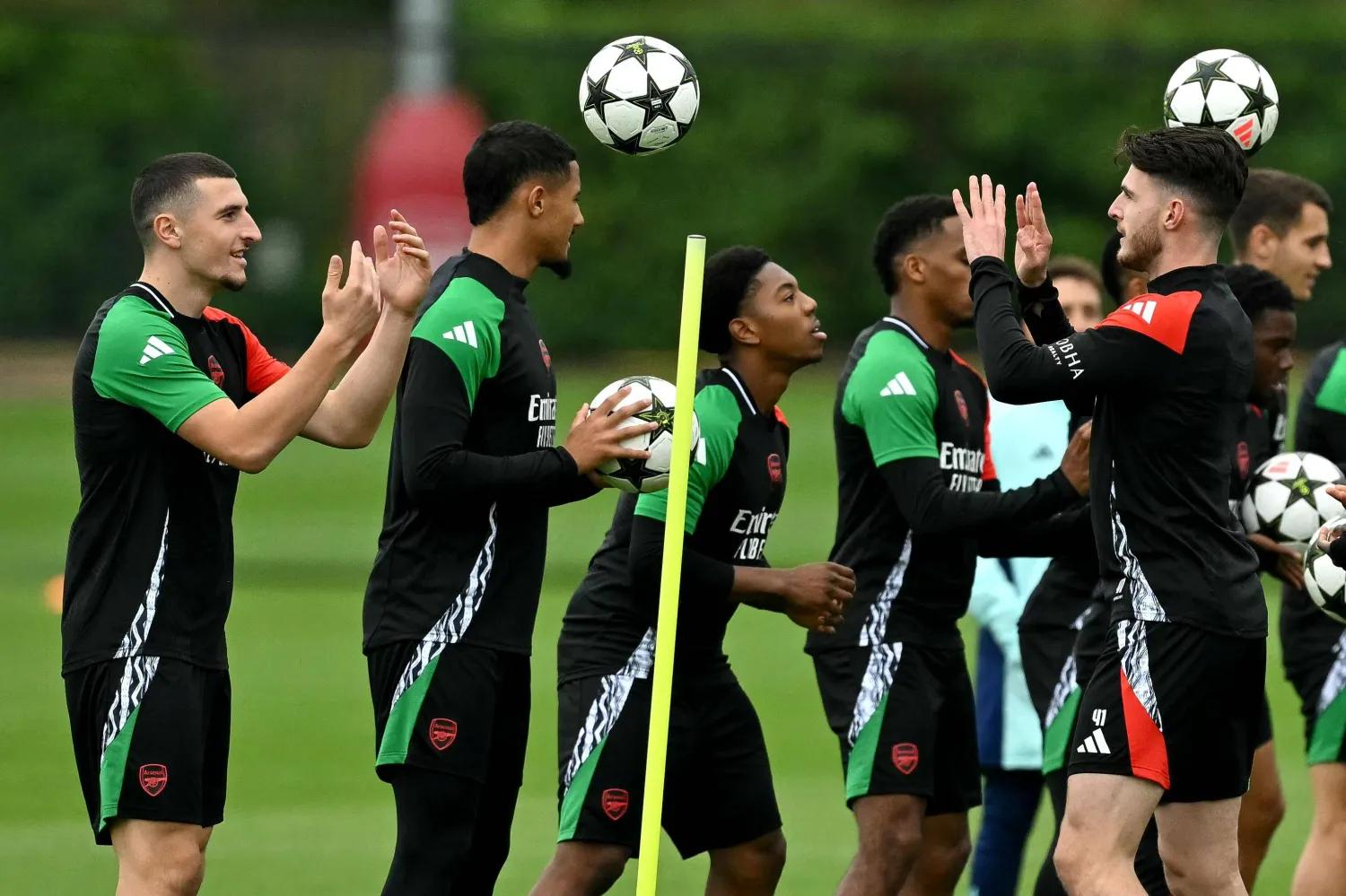 لاعبو أرسنال خلال التدريبات قبل مواجهة شاختار أوروبيا (ا ف ب)