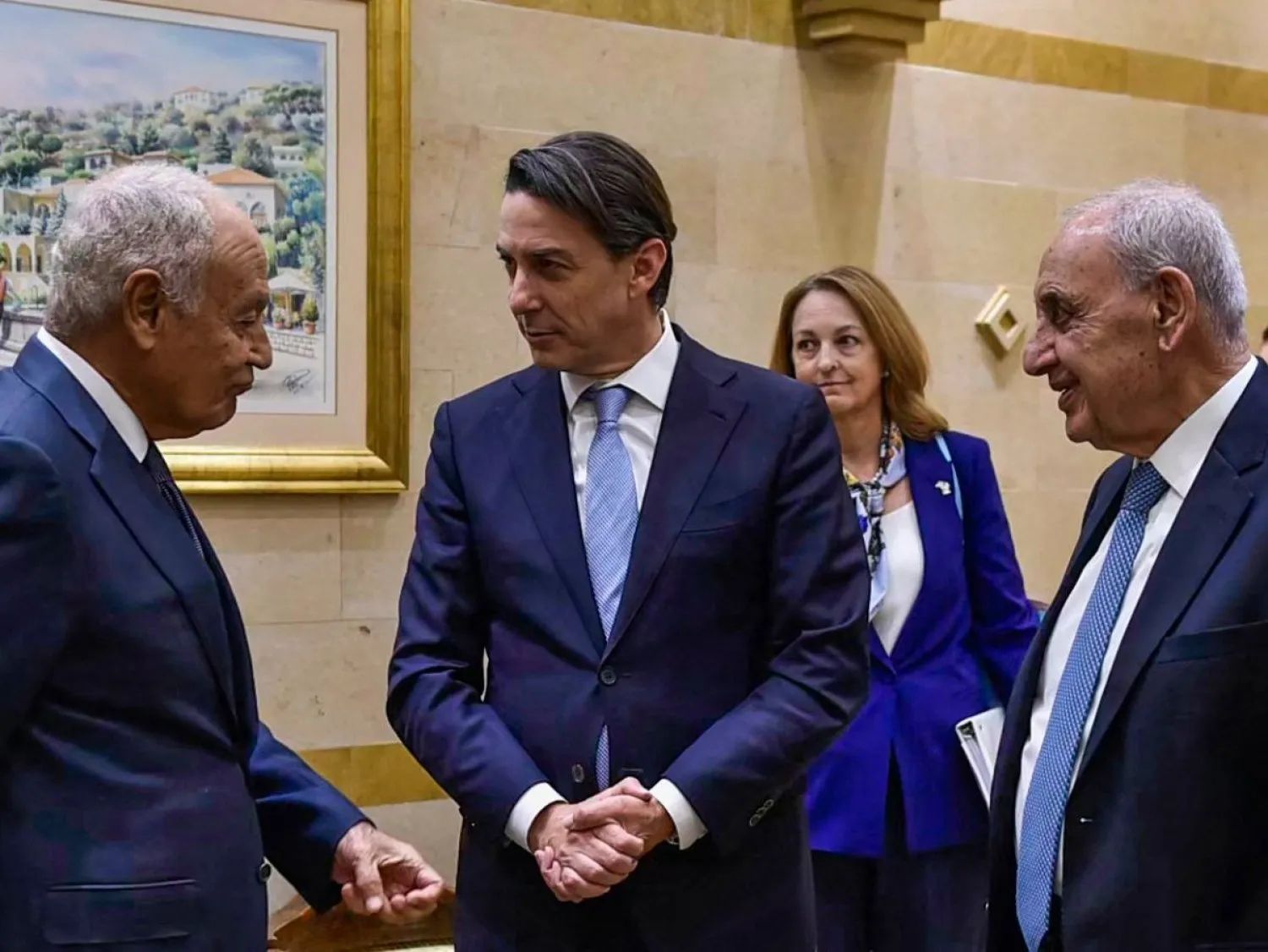 Amerikan elçisi Amos Hockstein, Arap Birliği Genel Sekreteri Ahmed Aboul Gheit ve Lübnan Parlamentosu Başkanı Nebih Berri ile parlamentoda konuşuyor (AFP)