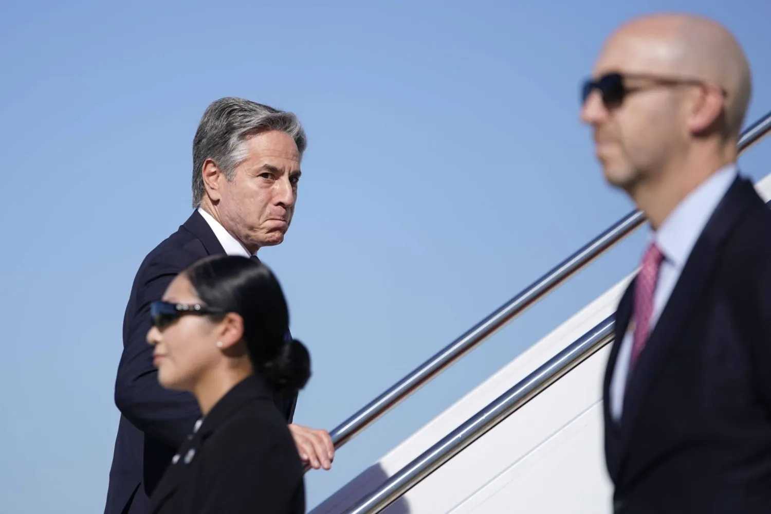 Dışişleri Bakanı Antony Blinken Ortadoğu'ya giden bir uçağa biniyor (AP)