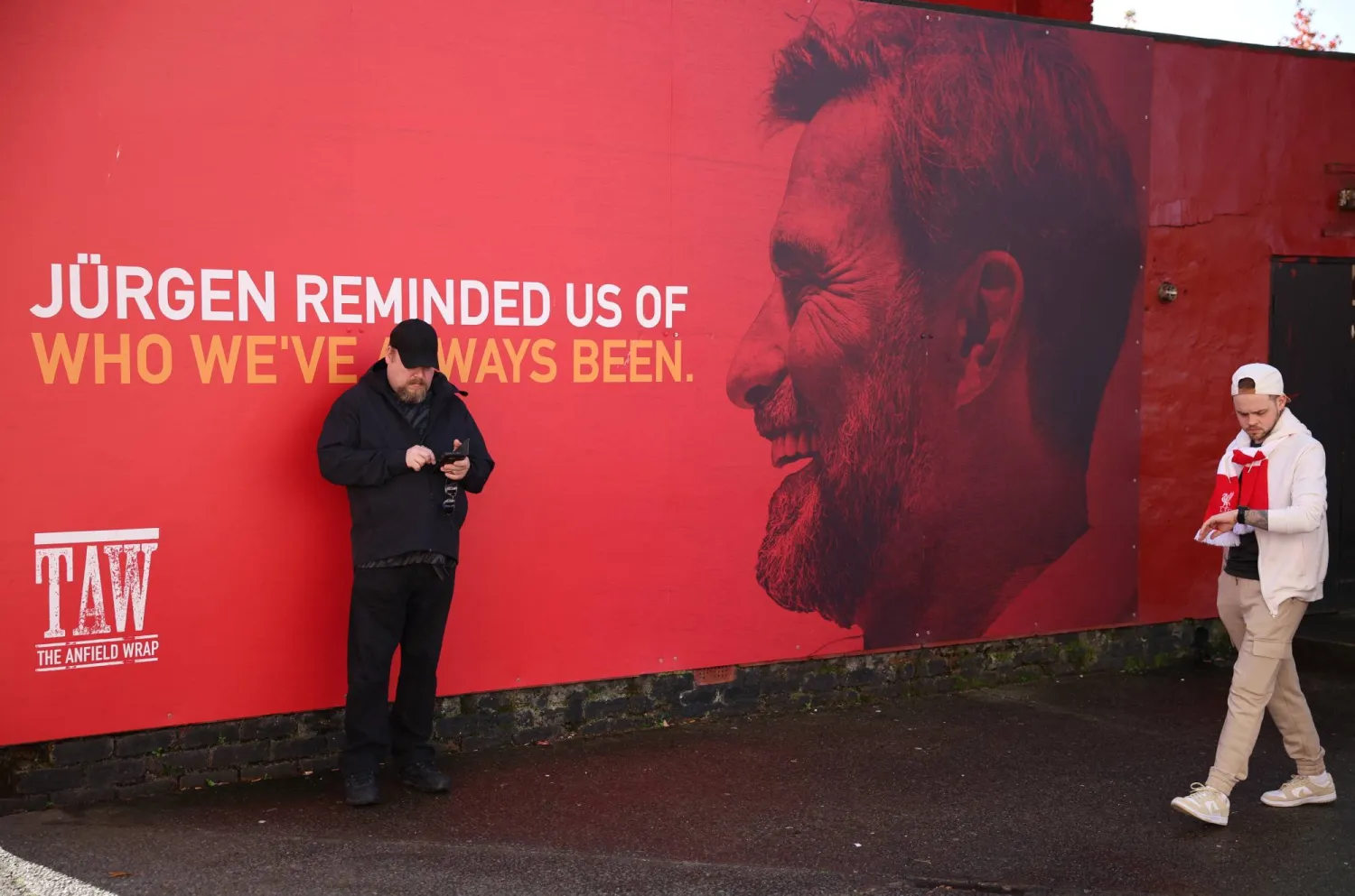 جدارية لمدرب ليفربول السابق يورغن كلوب خارج ملعب أنفيلد (رويترز) 