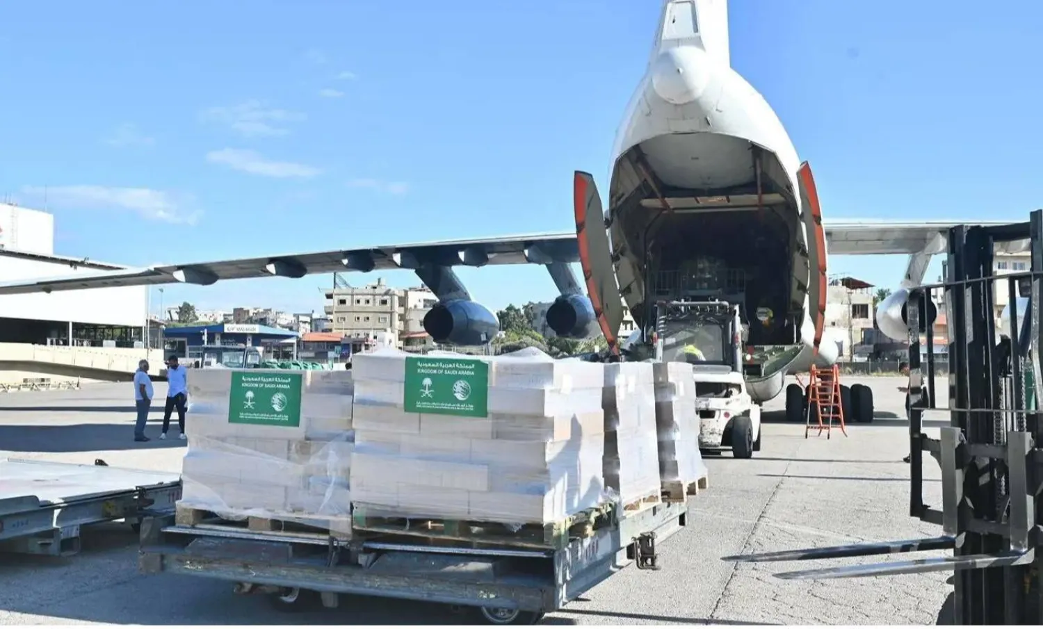 وصول الطائرة الإغاثية السعودية العاشرة إلى مطار رفيق الحريري في بيروت (واس)
