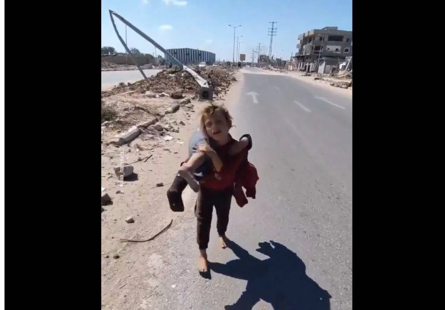 صورة من مقطع الفيديو المتداول للطفلة الفلسطينية النازحة وشقيقتها في قطاع غزة (إكس)