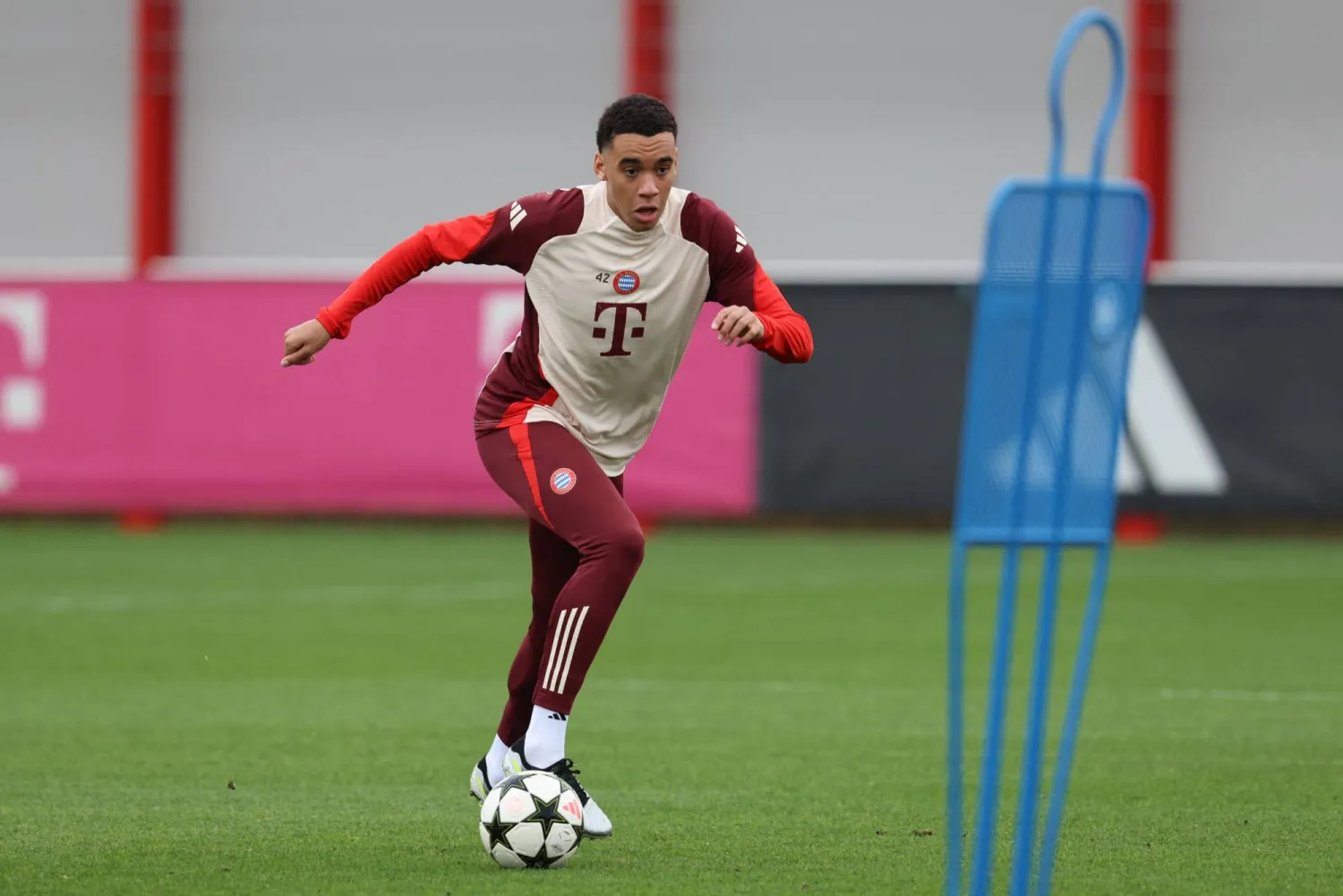 جمال موسيالا خلال مشاركته في التمارين الجماعية مع البايرن قبل مواجهة برشلونة (أ.ف.ب)