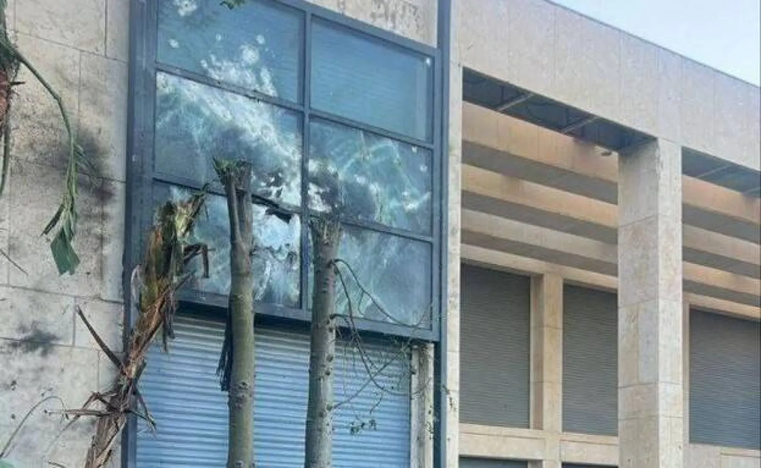 İsrail medyasının yayınladığı fotoğraf Netanyahu'nun evinin penceresindeki hasarı gösteriyor