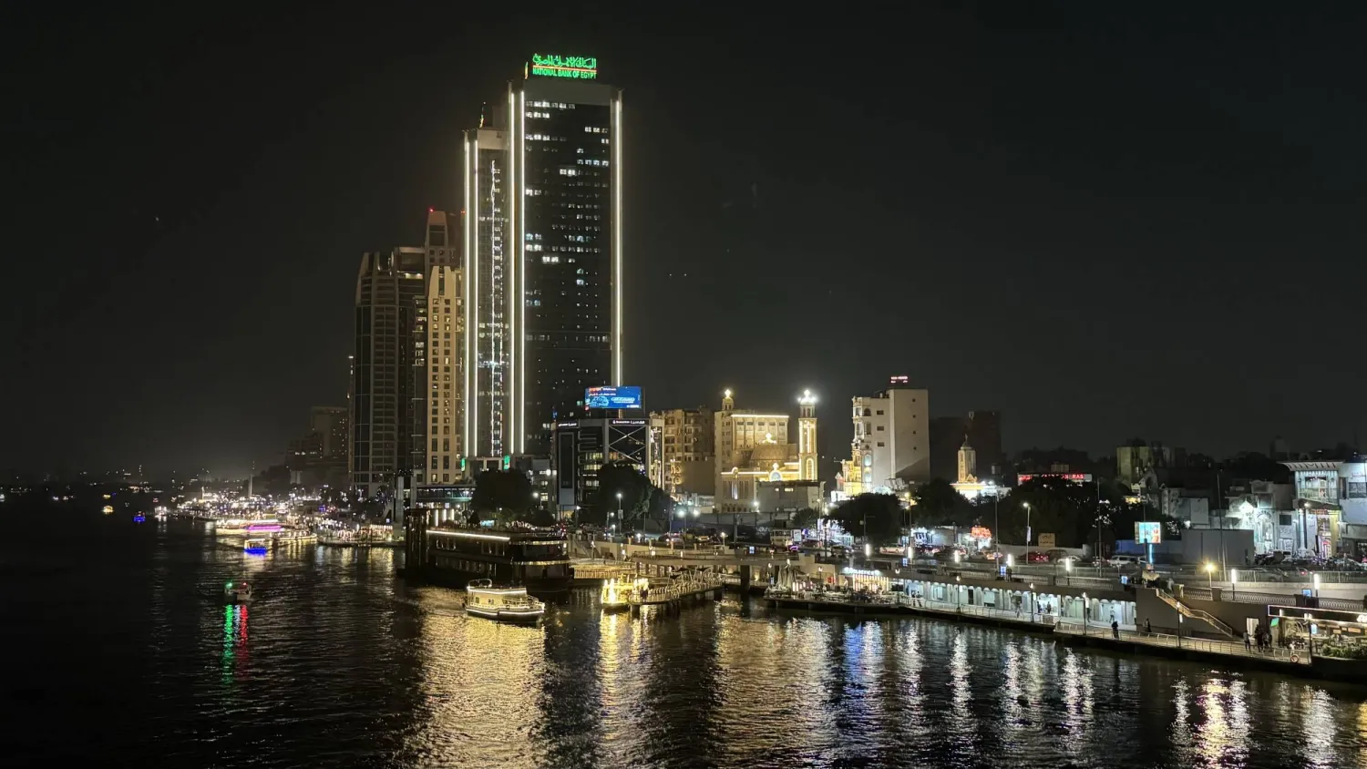 أبراج وشركات وبنوك على نيل القاهرة (تصوير: عبد الفتاح فرج)