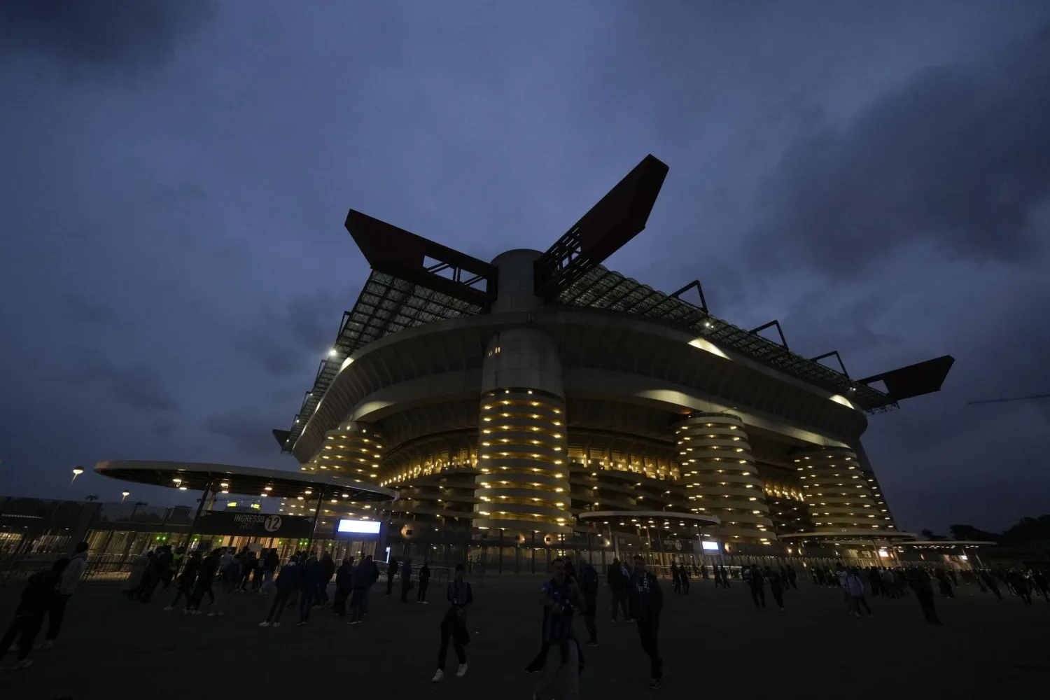 سيناريو بناء ملعب جديد في حي سان سيرو قدم لوزيري الثقافة والرياضة (أ.ب)