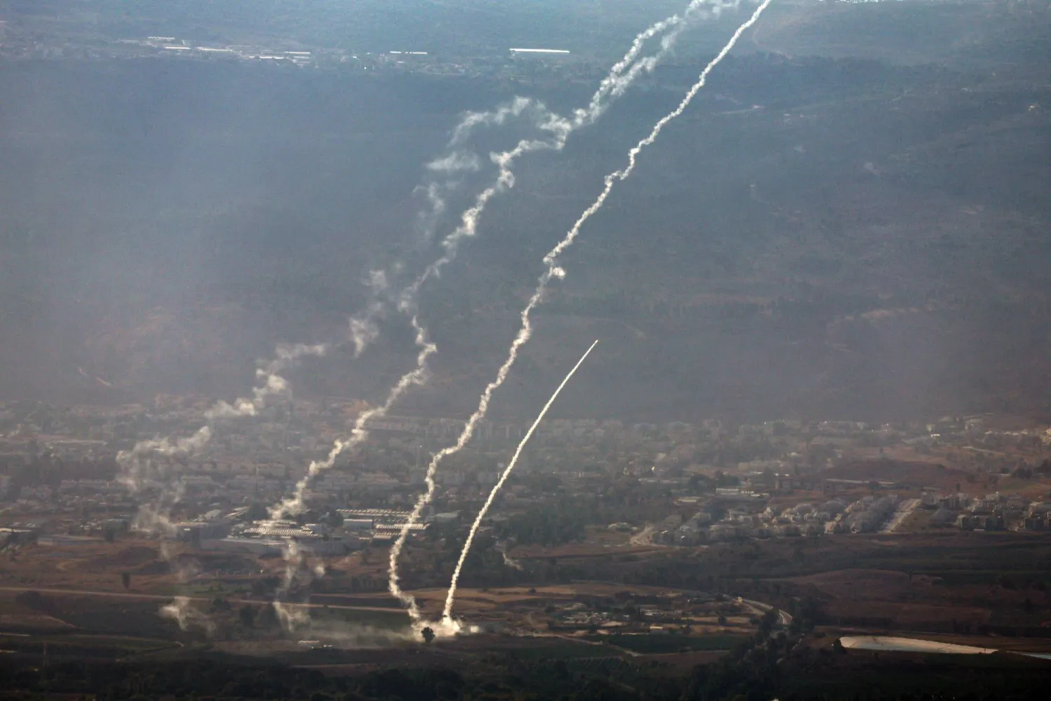 منظومة الدفاع الجوي الإسرائيلية (القبة الحديدية) تعترض صواريخ أُطلقت من جنوب لبنان فوق كريات شمونة في شمال إسرائيل 22 أكتوبر 2024 (إ.ب.أ)