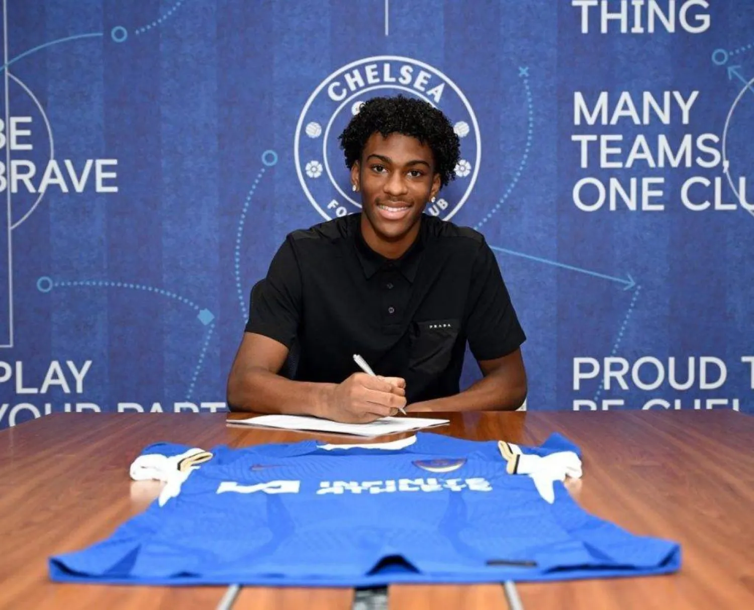 مدافع تشيلسي الشاب جوش أتشيمبونغ (نادي تشيلسي)