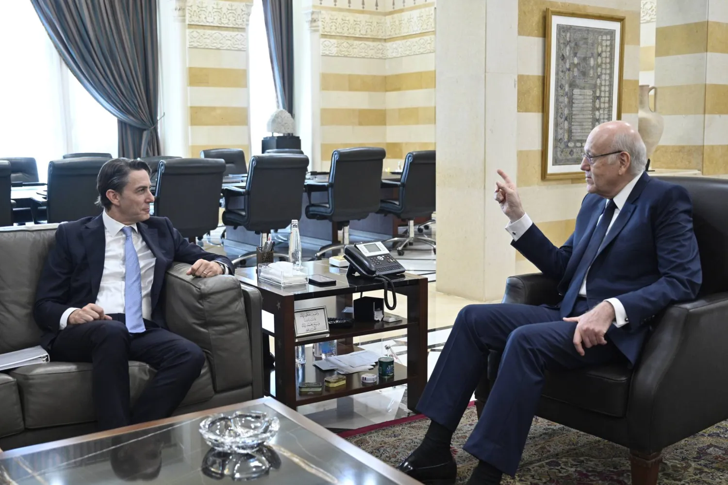 رئيس الوزراء اللبناني المستقيل نجيب ميقاتي (مجتمعاً بالمبعوث الأميركي آموس هوكشتاين) سيرأس وفد لبنان إلى مؤتمر باريس الخميس (إ.ب.أ)