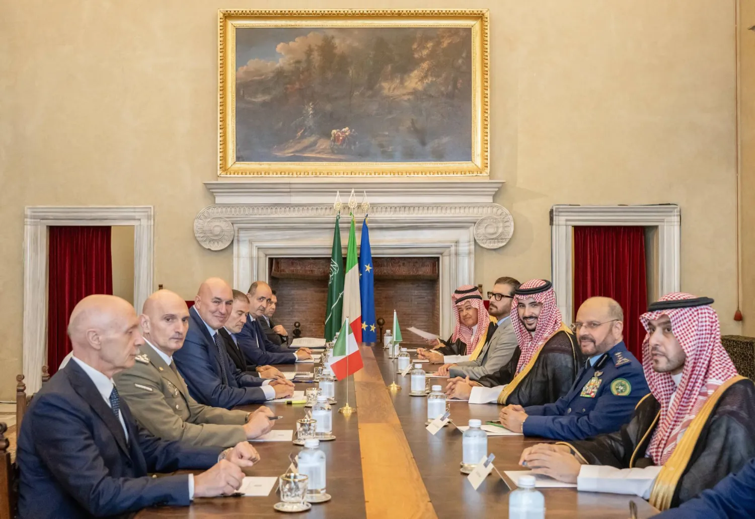 الأمير خالد بن سلمان والوزير جويدو كروسيتو خلال اجتماع في روما (واس)