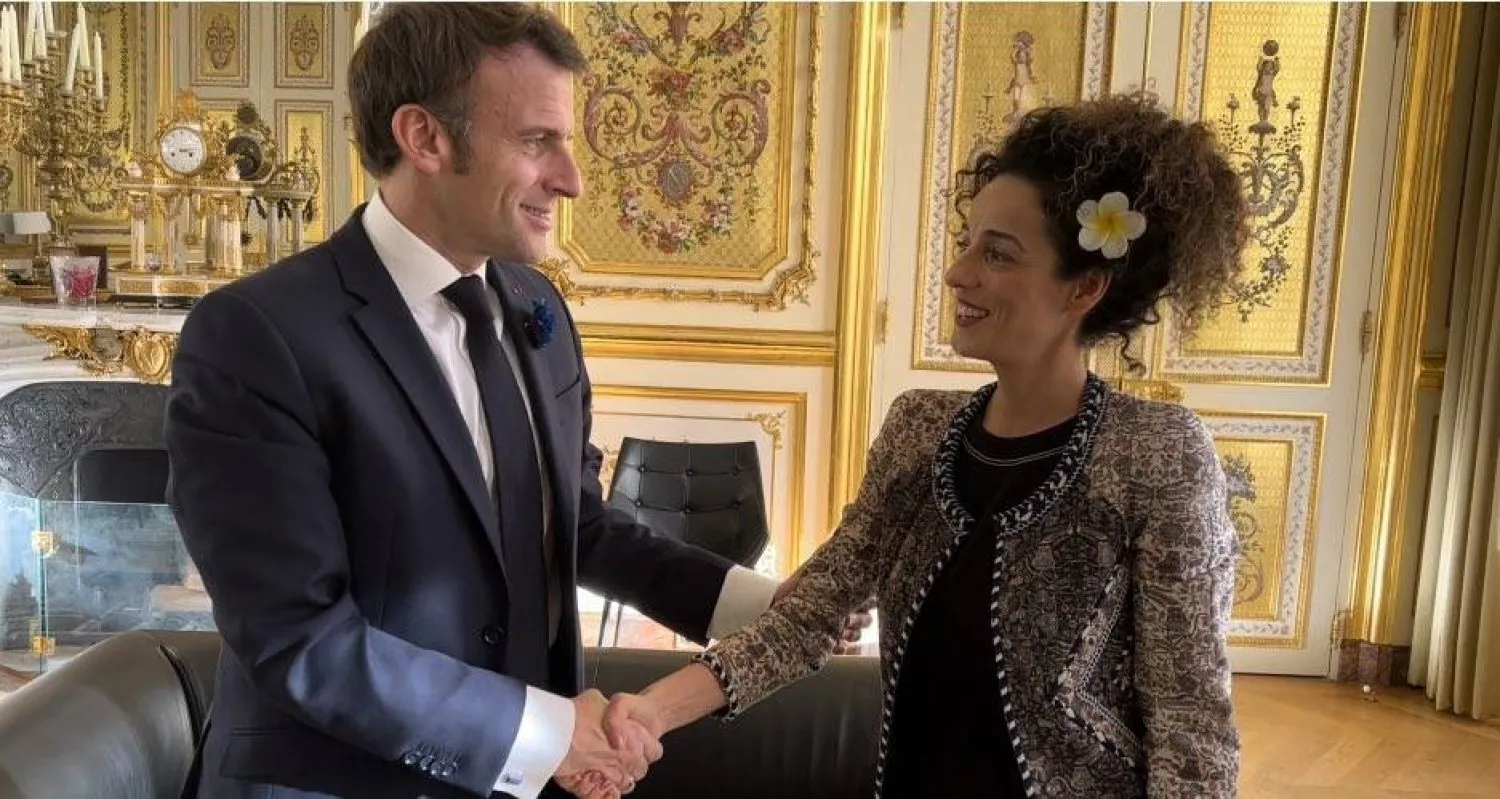 İran asıllı Amerikalı gazeteci Masih Alinejad'ın Fransa Cumhurbaşkanı Emmanuel Macron ile çekilmiş fotoğrafı (Masih Alinejad’ın X hesabı)