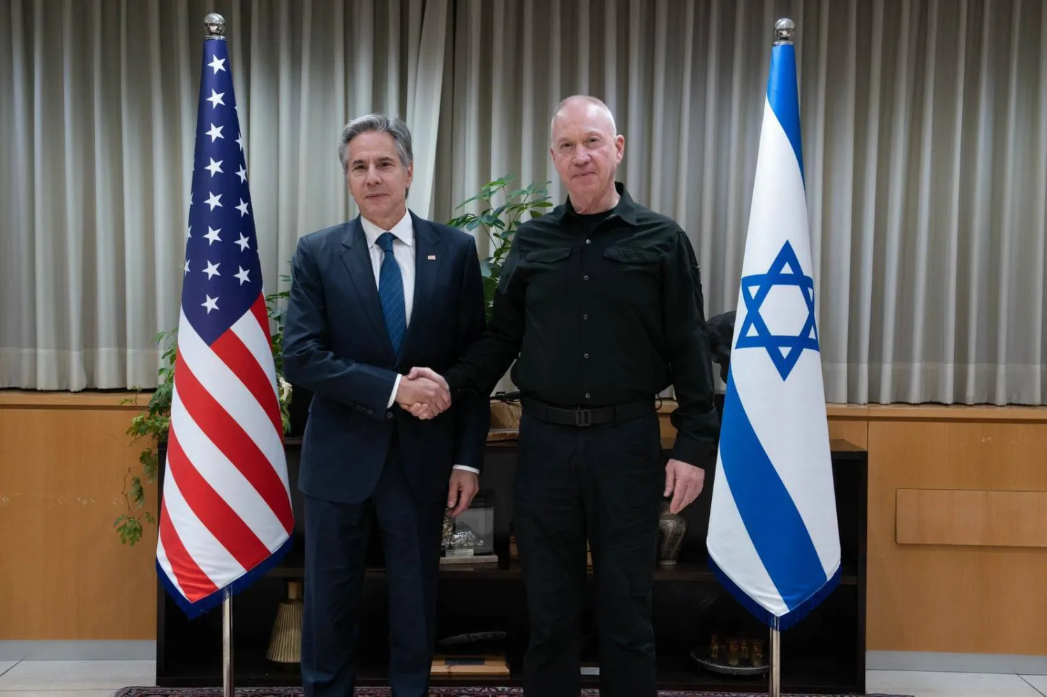وزير الدفاع الإسرائيلي يوآف غالانت ووزير الخارجية الأميركي أنتوني بلينكن (د.ب.أ)