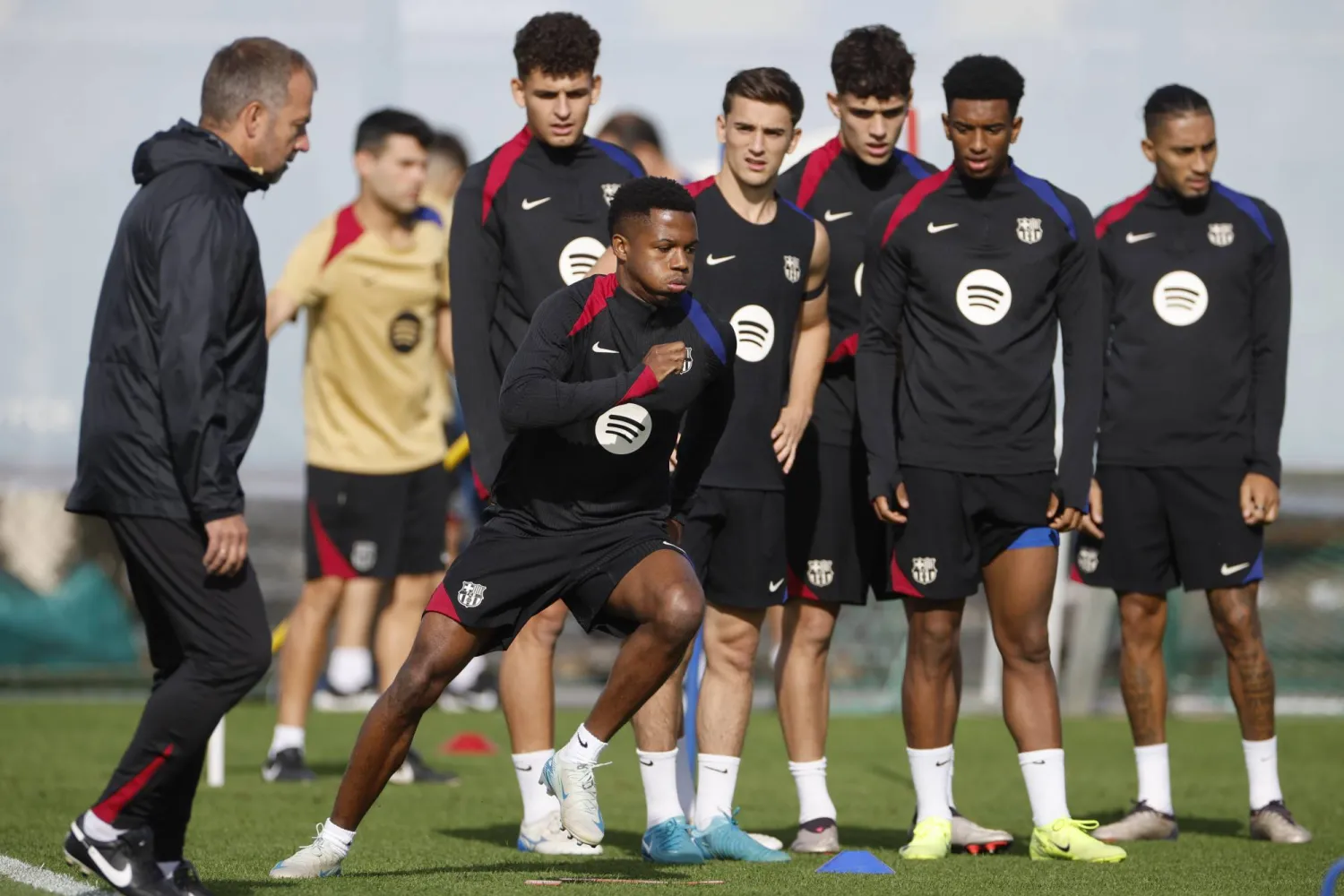 فليك مدرب برشلونة يراقب لاعبيه قبل صدامه مع فريقه السابق بايرن ميونيخ (إ.ب.أ)