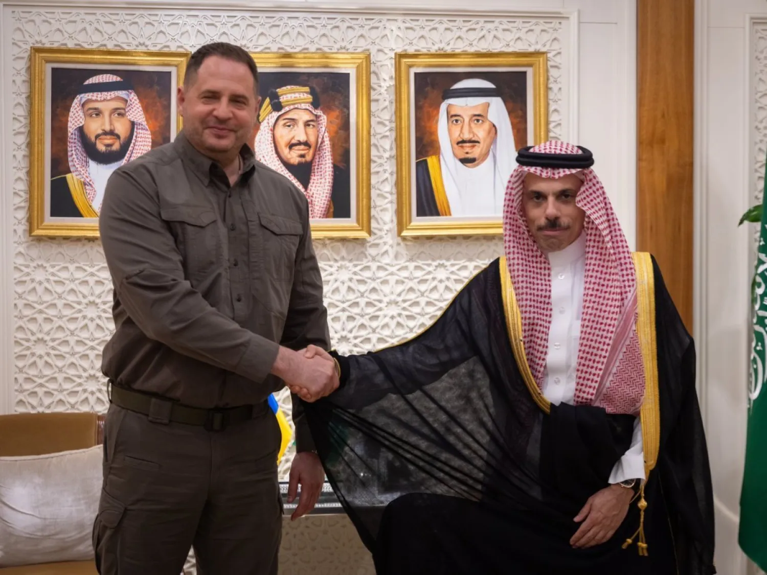 وزير الخارجية السعودي مستقبلاً مدير مكتب الرئيس الأوكراني بالرياض (واس)