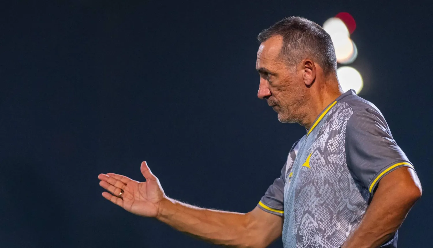 دونيس يحمل على عاتقه تحسين وضع وترتيب الفريق (نادي الخليج)