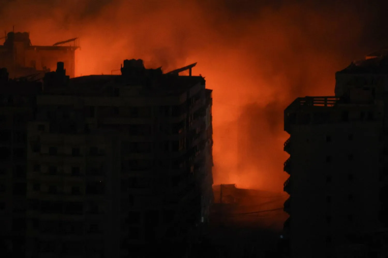 İsrail’in Beyrut'un güney banliyösüne düzenlediği hava saldırısı sonrası alevler ve yükselen dumanlar (Reuters)