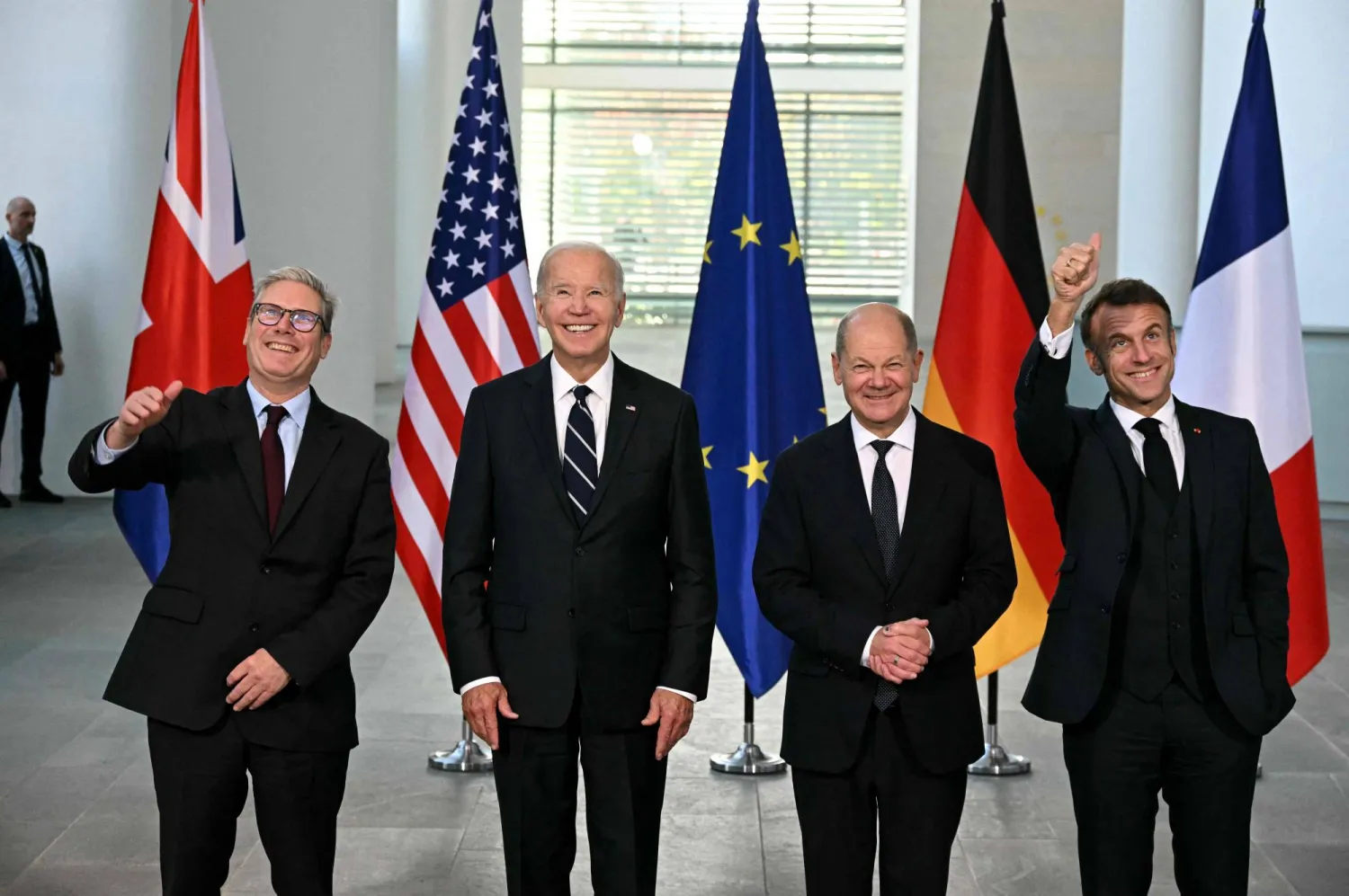 جو بايدن وإيمانويل ماكرون وأولاف شولتس وكير ستارمر قبل اجتماعهم في برلين الأسبوع الماضي (أ.ب)