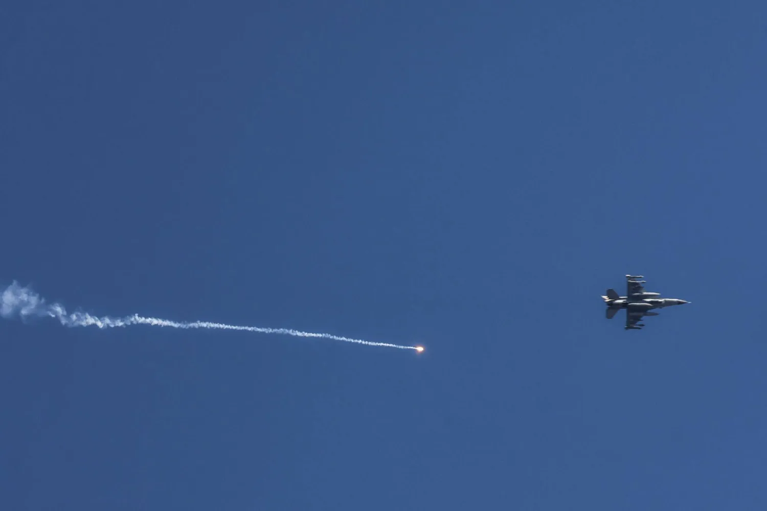 طائرة مقاتلة إسرائيلية تطلق قنابل مضيئة فوق جنوب لبنان (أ.ف.ب)