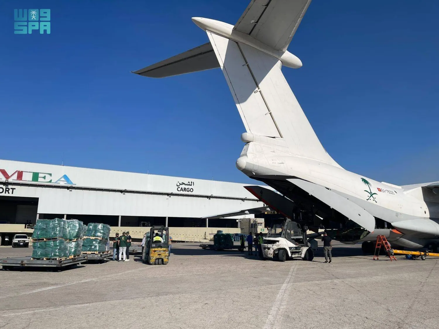 وصول الطائرة الإغاثية السعودية العاشرة إلى مطار رفيق الحريري في بيروت (واس)