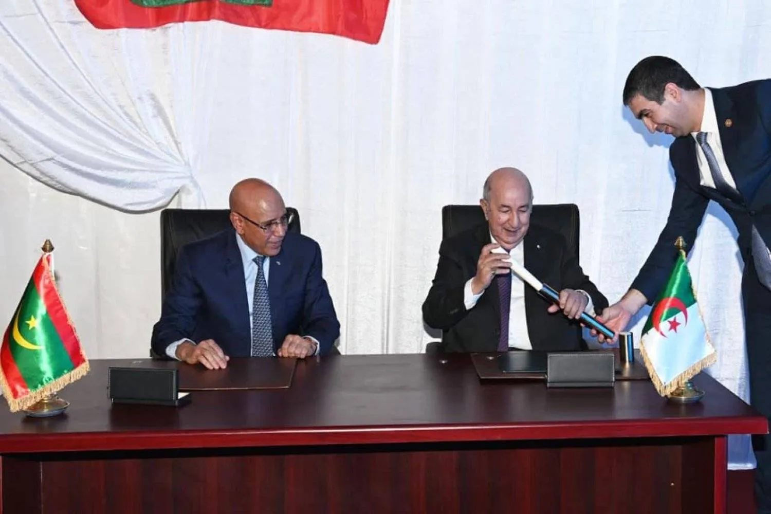 صورة لمدير البروتوكول بالرئاسة المسجون مع الرئيسين الجزائري والموريتاني (أرشيف الرئاسة الجزائرية)