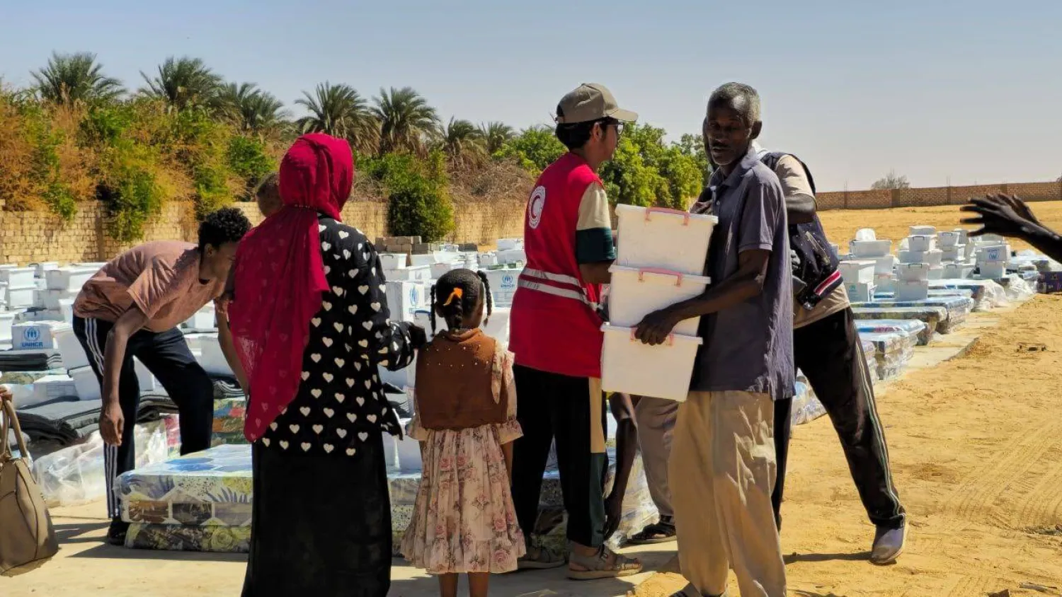 الهلال الأحمر الليبي يقدم مساعدات لمهاجرين سودانيين في الكفرة (الهلال الأحمر الليبي)