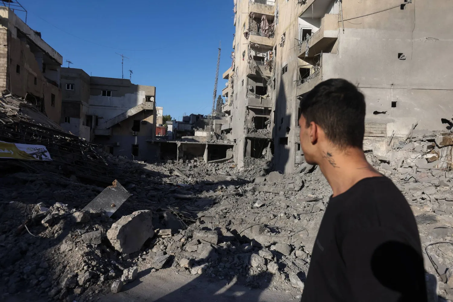 لبناني يتفقد موقع استهداف إسرائيلي وسط مدينة صور بجنوب لبنان (رويترز)