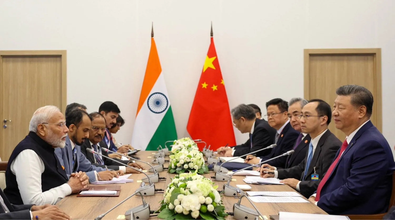 Çin Devlet Başkanı Şi Cinping ve Hindistan Başbakanı Narendra Modi, Rusya'nın Kazan kentinde düzenlenen BRICS zirvesi çerçevesinde bir araya geldi, 23 Ekim 2024. (Reuters)