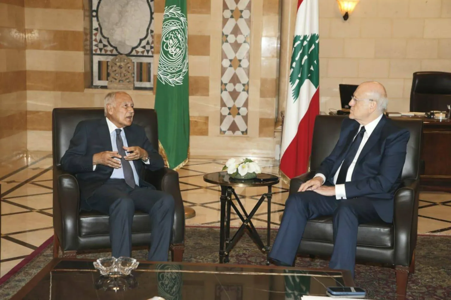 الأمين العام لجامعة الدول العرببة أحمد أبو الغيط خلال لقائه رئيس حكومة تصريف الأعمال في لبنان نجيب ميقاتي مؤخراً (الجامعة العربية)