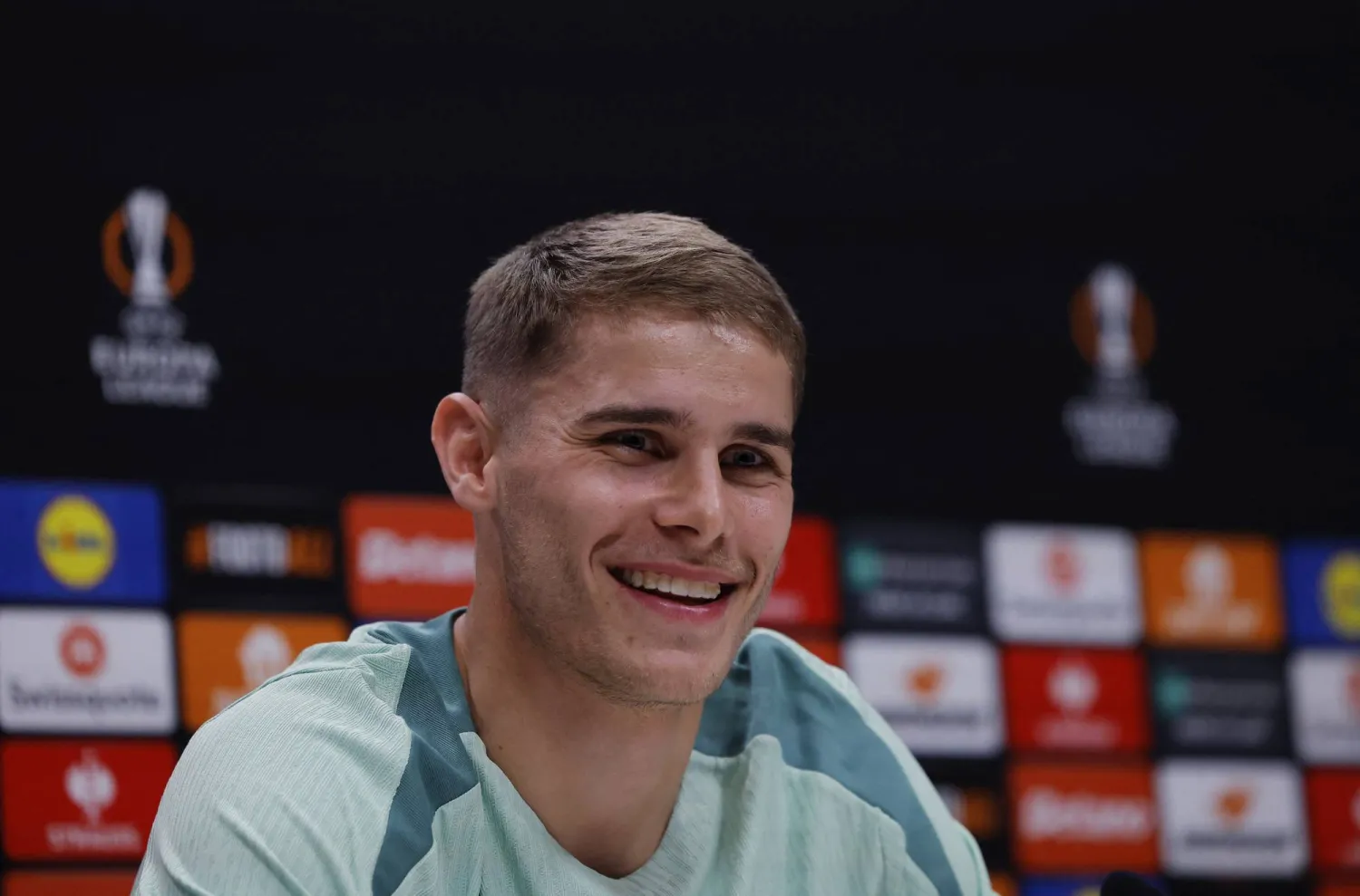 ميكي فان دي فين (رويترز)